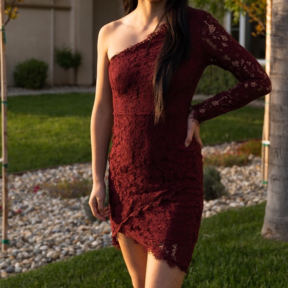 Classy Red Lace One Armed Formal Dress - Picture 2 of 3
